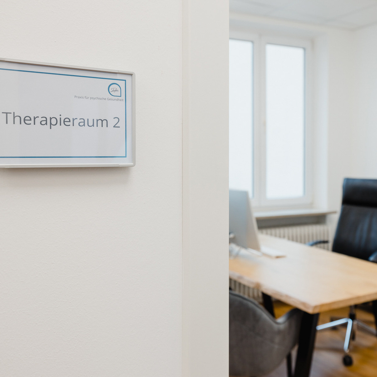 /user/pages/02.erwachsene/02._psychiatrische-sprechstunde/20210725-PraxisDjukic_Raum-017-MarianaundJanec-BFotografie-LQ-1-1.jpg